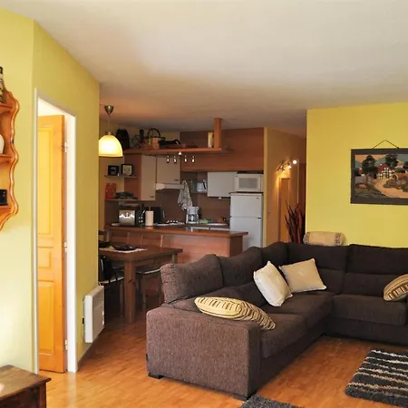 Apartmán Con Piscina En *